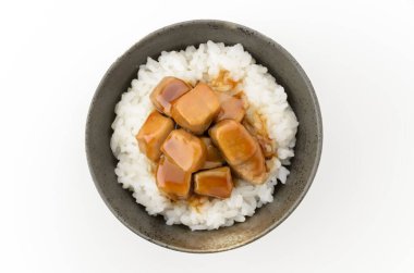 Bir kase beyaz pirinç, üstüne de izole edilmiş beyaz arka planda haşlanmış ton balığı.