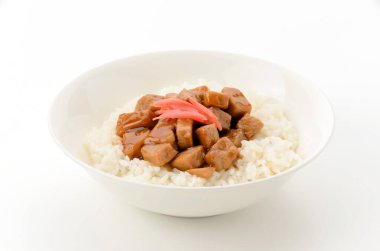 Bir kase beyaz pirinç, üstüne de izole edilmiş beyaz arka planda haşlanmış ton balığı.