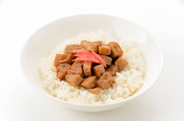 Bir kase beyaz pirinç, üstüne de izole edilmiş beyaz arka planda haşlanmış ton balığı.