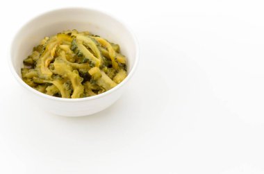 Hassas olana kadar haşlanmış Bitter Melon (Goya)