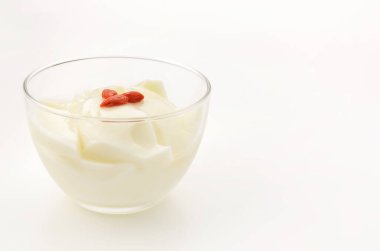 Goji üzümlü ev yapımı sütlü puding.