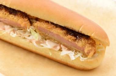 Lahana ve jambonlu sandviç.