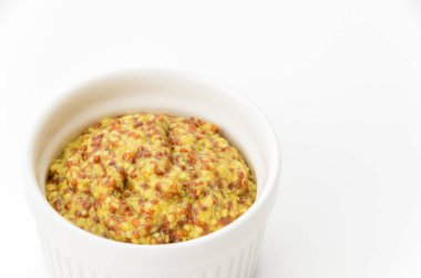 Beyaz arkaplanda hindistan cevizli hardal.