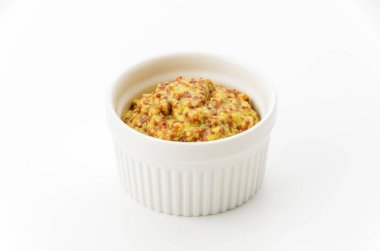 Beyaz arkaplanda hindistan cevizli hardal.