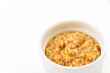 Beyaz arkaplanda hindistan cevizli hardal.