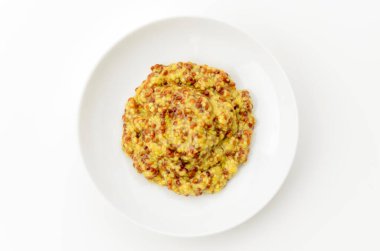 Beyaz zemin üzerinde tahıllı hardal.