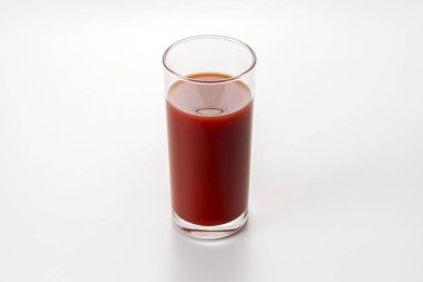 Beyaz arka planda leziz domates suyu.