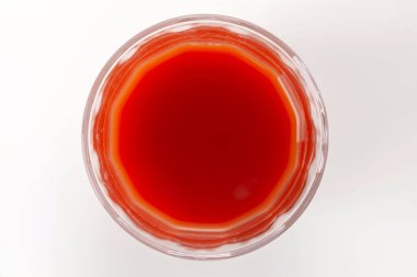 Beyaz arka planda leziz domates suyu.