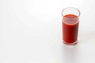 Beyaz arka planda leziz domates suyu.