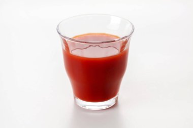 Beyaz arka planda leziz domates suyu.