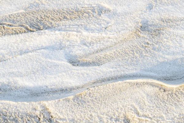 해변의 모래에는 잔물결을 있었으며 겨울에는 햇빛을 받았다 — 스톡 사진