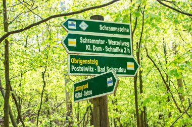 Sandstone 'daki yürüyüş yolu, yön ve bilgi standı Schrammstein grubunu ulusal park Sakson İsviçre, Bad Schandau, Saksonya, Almanya.