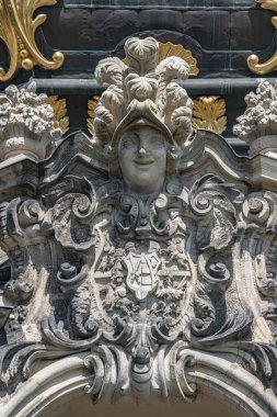 Dresden, Saksonya, Almanya - 25 Mayıs 2023: Dresden şehir merkezindeki tarihi ve turistik merkez, Zwinger Sarayı, birçok heykeli ve bahçesi olan şehir