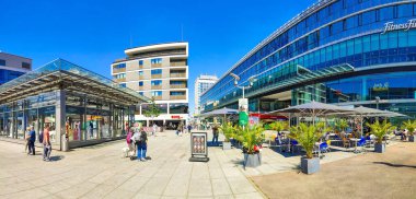 Dresden, Almanya - 10 Haziran 2024: Tarihi şehir merkezi, Prager caddesinde kafe, dükkan ve insanlar. Modern ve enerjik görün Dresden. Şehir merkezinin güneşli bir günde ve mavi gökyüzünde.