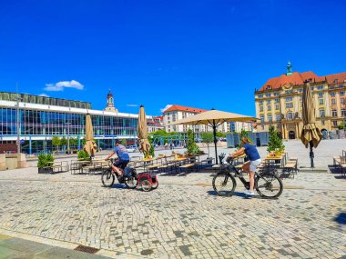 Dresden, Saksonya, Almanya - 10 Haziran 2024: Güneşli bir yaz gününde mavi gökyüzü ve birçok turistle birlikte Dresden 'in tarihi şehir merkezindeki Altmarkt Meydanı