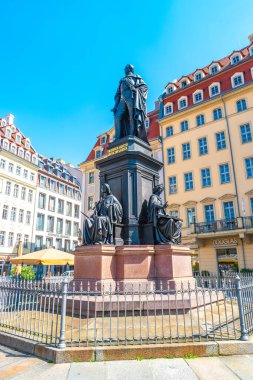 Dresden, Saksonya, Almanya - 3 Mayıs 2023: Sakson Kralı 2. Friedrich 'in heykeli, güneşli bahar gününde Dresden şehir merkezindeki Neumarkt Meydanı' nda mavi gökyüzü