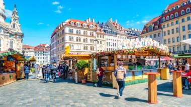 Dresden, Saksonya, Almanya - 3 Mayıs 2023: Güneşli bahar gününde Dresden şehir merkezindeki Lady ve Neumarkt Meydanı Kilisesi 'nde mavi gökyüzü ve birçok turistle sokak yemekleri festivali