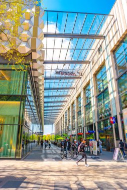 Dresden, Almanya - 3 Mayıs 2023: Tarihi şehir merkezi, Prager caddesinde kafe, dükkan ve insanlar. Modern ve enerjik görün Dresden. Şehir merkezinin güneşli bir günde ve mavi gökyüzünde.