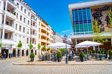Dresden, Almanya - 3 Mayıs 2023: Tarihi şehir merkezi, Castle Caddesi, Kafesi, dükkanları ve insanları olan Kültür Sarayı. Modern ve enerjik görün Dresden. Şehir merkezinin güneşli bir günde ve mavi gökyüzünde.