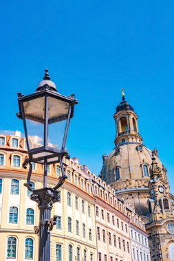 Dresden, Almanya. Dresden şehir merkezindeki Neumarkt Meydanı 'ndaki Leydimizin Kilisesi. Güneşli yaz gününde mavi gökyüzü ve eski sokak lambalarıyla.