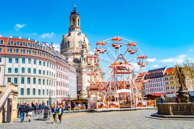 Dresden, Saksonya, Almanya - 3 Mayıs 2023: Güneşli bahar gününde Dresden 'in merkezindeki Lady ve Neumarkt Meydanı' ndaki sokak yemekleri festivali