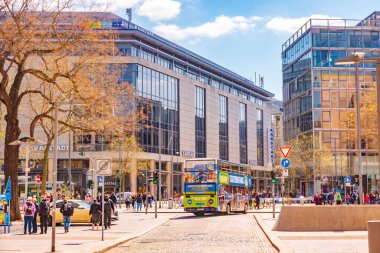 Dresden, Almanya - 3 Mayıs 2023 Prager sokağı, şehir merkezi, turistik otobüs ve insanlarla dolu. Modern ve enerjik görün Dresden. Şehir merkezinin güneşli bahar gününde manzarası.