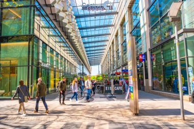 Dresden, Almanya - 3 Mayıs 2023: Tarihi şehir merkezi, Prager caddesinde kafe, dükkan ve insanlar. Modern ve enerjik görün Dresden. Şehir merkezinin güneşli bir günde ve mavi gökyüzünde.