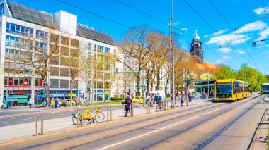 Dresden, Almanya - 3 Mayıs 2023: Tarihsel şehir merkezi, Prager Caddesi toplu taşıma istasyonu, tramvay durağı, modern ve vibe Dresden ile manzara. Şehir merkezinin güneşli bir günde ve mavi gökyüzünde.