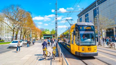 Dresden, Almanya - 3 Mayıs 2023: Tarihsel şehir merkezi, Prager Caddesi toplu taşıma istasyonu, tramvay durağı, modern ve vibe Dresden ile manzara. Şehir merkezinin güneşli bir günde ve mavi gökyüzünde.