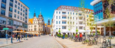 Dresden, Almanya - 3 Mayıs 2023: Tarihi şehir merkezi, Castle Caddesi, Kafesi, dükkanları ve insanları olan Kültür Sarayı. Modern ve enerjik görün Dresden. Şehir merkezinin güneşli bir günde ve mavi gökyüzünde.