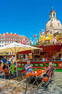 Dresden, Saksonya, Almanya - 3 Mayıs 2023: Güneşli bahar gününde Dresden şehir merkezindeki Lady ve Neumarkt Meydanı Kilisesi 'nde mavi gökyüzü ve birçok turistle sokak yemekleri festivali