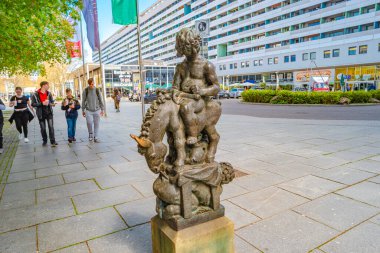 Dresden, Almanya - 3 Mayıs 2023: Kafesi, dükkanları ve insanları olan Prag Caddesi. Modern ve modern sanatla Dresden 'e bak. Güneşli bir günde şehir merkezi manzarası