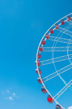 Modern ve büyük dönme dolaplı kapak sayfası kırmızı arabalı, mavi gökyüzünde fotokopi alanı olan