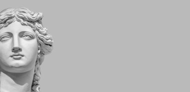 Fotokopi odası olan gri arka planda Rönesans Dönemi kadınının eski heykeli portresini taşıyan pankart. Kadın güzelliği kavramı