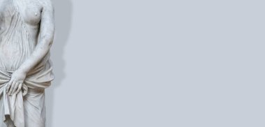 Fotokopi alanı ve gölgesi olan gri arka planda, şehvetli Rönesans döneminden kalma heykeli olan bayrak. Kadın güzelliği kavramı