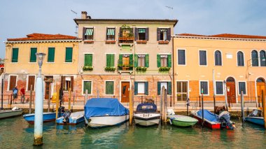 Venedik, İtalya 27 Eylül 2019 Meşgul Büyük Kanal 'ın üzerinde Santa Maria della Salute Bazilikası ve tarihi merkez yakınlarında birçok tekneyle birlikte