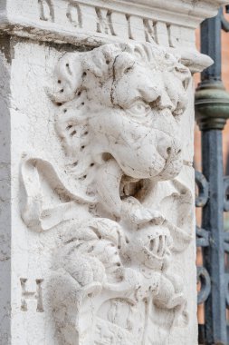 Venedik, İtalya 27 Eylül 2019 Meşgul Büyük Kanal 'ın üzerinde Santa Maria della Salute Bazilikası ve tarihi merkez yakınlarında birçok tekneyle birlikte