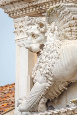 Venedik, İtalya 27 Eylül 2019 Meşgul Büyük Kanal 'ın üzerinde Santa Maria della Salute Bazilikası ve tarihi merkez yakınlarında birçok tekneyle birlikte