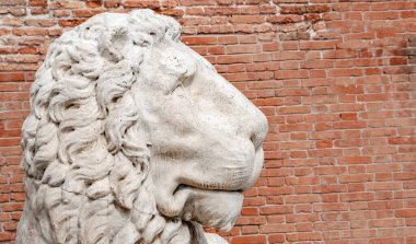 Venedik, İtalya 27 Eylül 2019 Meşgul Büyük Kanal 'ın üzerinde Santa Maria della Salute Bazilikası ve tarihi merkez yakınlarında birçok tekneyle birlikte