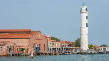 Venedik, İtalya 27 Eylül 2019 Meşgul Büyük Kanal 'ın üzerinde Santa Maria della Salute Bazilikası ve tarihi merkez yakınlarında birçok tekneyle birlikte