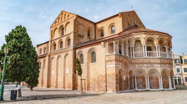 Venedik, Murano, İtalya. Murano 'nun tarihi şehir merkezinde antik bazilika dei Santi Maria e Donato üzerine panoramik