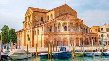 Venedik, Murano, İtalya - 27 Eylül 2019: Murano, İtalya 'nın tarihi şehir merkezinde Basilica dei Santi Maria e Donato üzerine panoramik