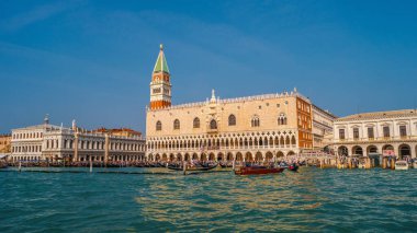Venedik, İtalya 27 Eylül 2019 Meşgul Büyük Kanal 'ın üzerinde Santa Maria della Salute Bazilikası ve tarihi merkez yakınlarında birçok tekneyle birlikte