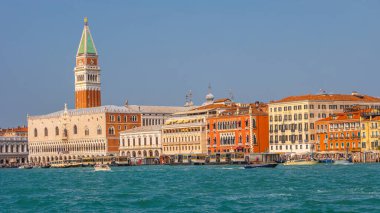 Venedik, İtalya 27 Eylül 2019 Meşgul Büyük Kanal 'ın üzerinde Santa Maria della Salute Bazilikası ve tarihi merkez yakınlarında birçok tekneyle birlikte