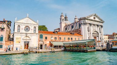 Venedik, İtalya - 27 Eylül 2019: Güneşli bir günde ve mavi gökyüzünde turistlerle birlikte Saint Mary Kilisesi ve Santa Maria della Visitazione Kilisesi 'nin kalabalık kafe ve caddesi.