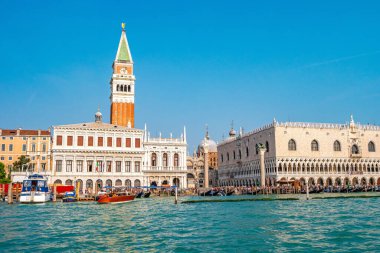 Meşgul Grand Canal 'ı, yüksek Campanile çan kulesini, San Marco meydanındaki Dodge Palace' ı, güneşli bir günde turistlerle dolup taşan limanı ve mavi gökyüzünü seyret.