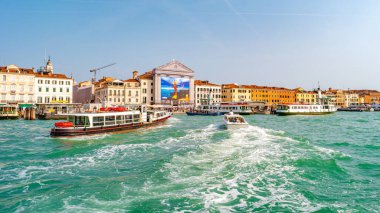 Venedik, İtalya - 26 Eylül 2019: Meşgul Büyük Kanal, güzel San Marco meydanı yakınında ve günbatımı renklerinde tarihi merkez ve turistlerle vaporetto