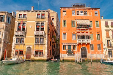 Venedik, İtalya 27 Eylül 2019 Meşgul Büyük Kanal 'ın üzerinde Santa Maria della Salute Bazilikası ve tarihi merkez yakınlarında birçok tekneyle birlikte