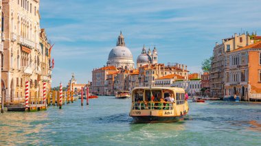 Venedik, İtalya - 26 Eylül 2019: Meşgul Büyük Kanal, Santa Maria della Salute yakınlarında ve günbatımı renklerinde tarihi merkez ve turistlerle dolu buhar