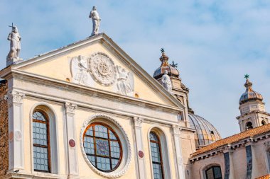 Venedik, İtalya. Çatı heykelleri Chiesa di Santa Maria della Visitazione Kilisesi güneşli bir günde ve mavi gökyüzünde